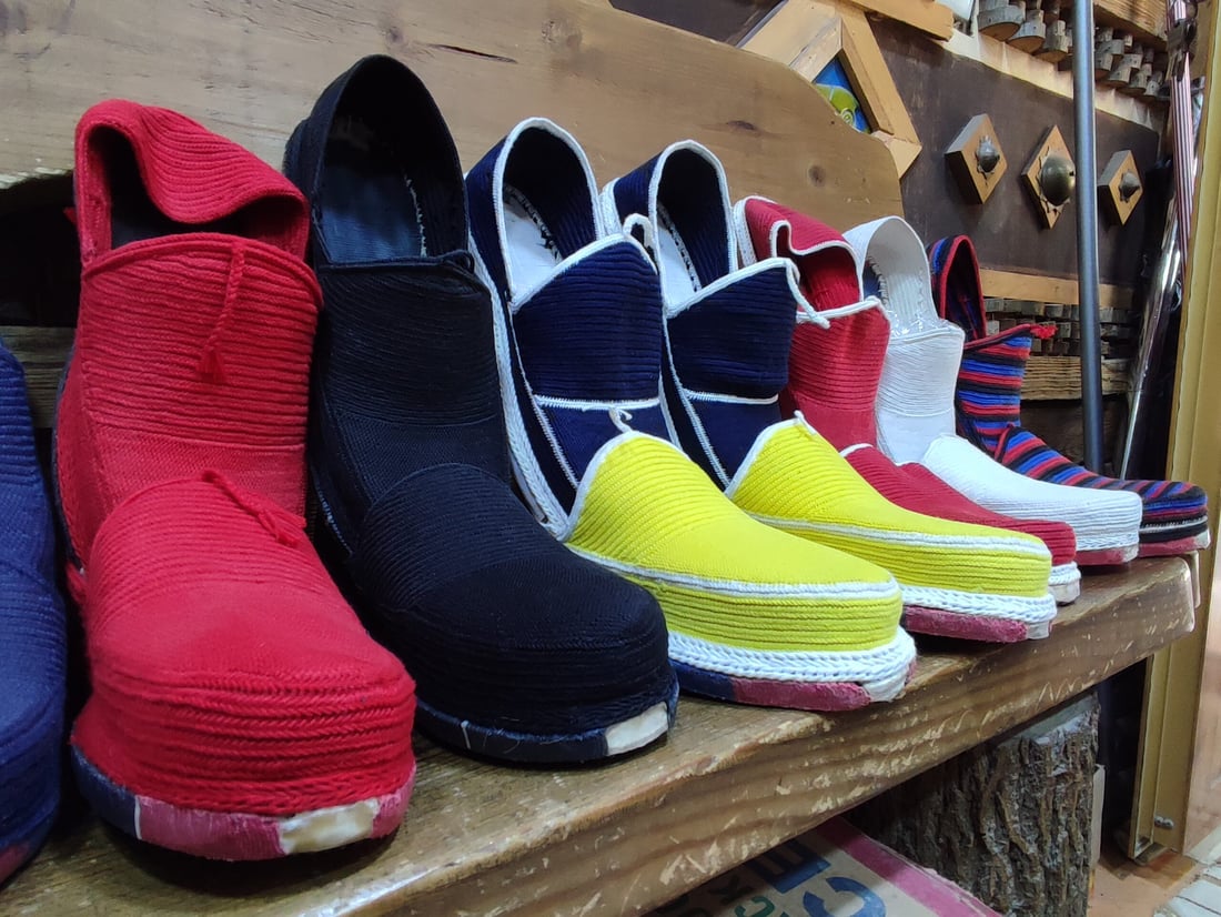 “الأحمر والأسود” مفضل للنساء.. “الكيوة والكلاش” تتجاوز رجال السليمانية (صور)