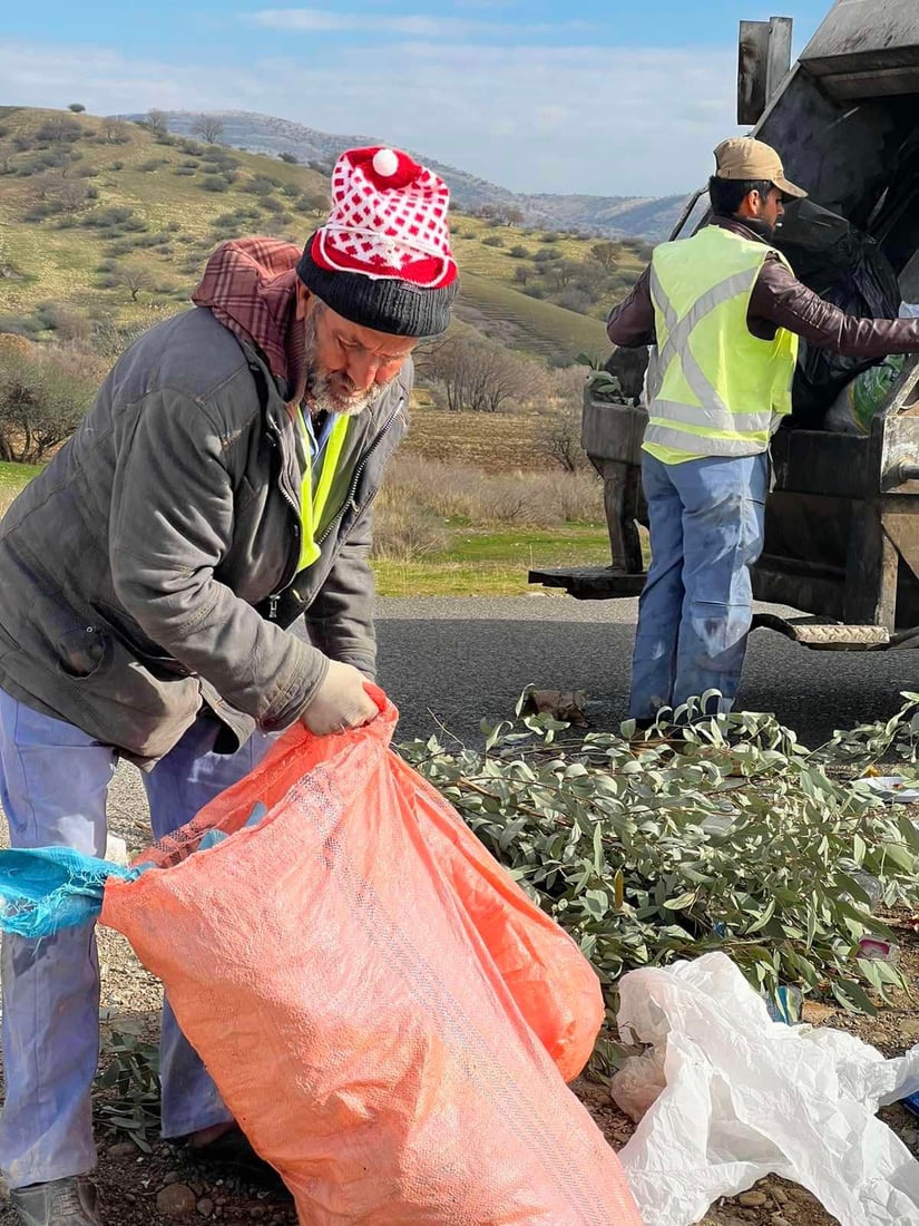 به‌شێك له‌ گونده‌كان زبڵ و خاشاك بە په‌رش و بڵاوی فڕێدەدەن