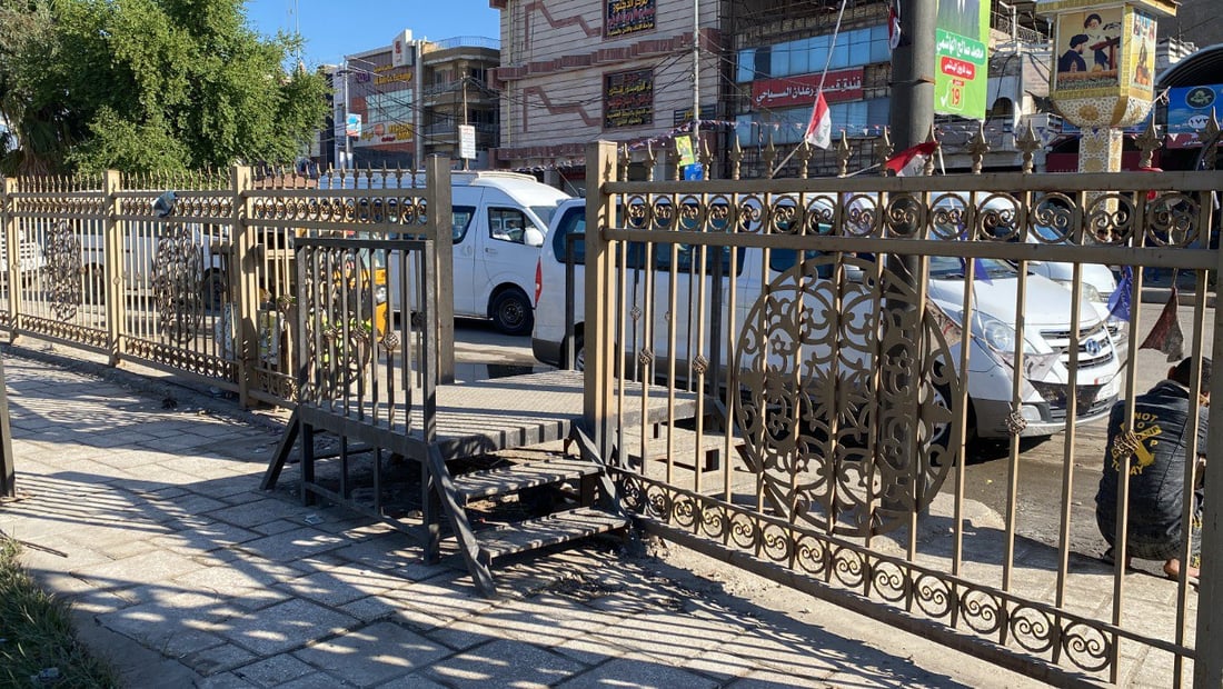 صور: بلدية العمارة نسيت وضع ممر لأصحاب الكراسي المتحركة بعد تطويق الحدائق!