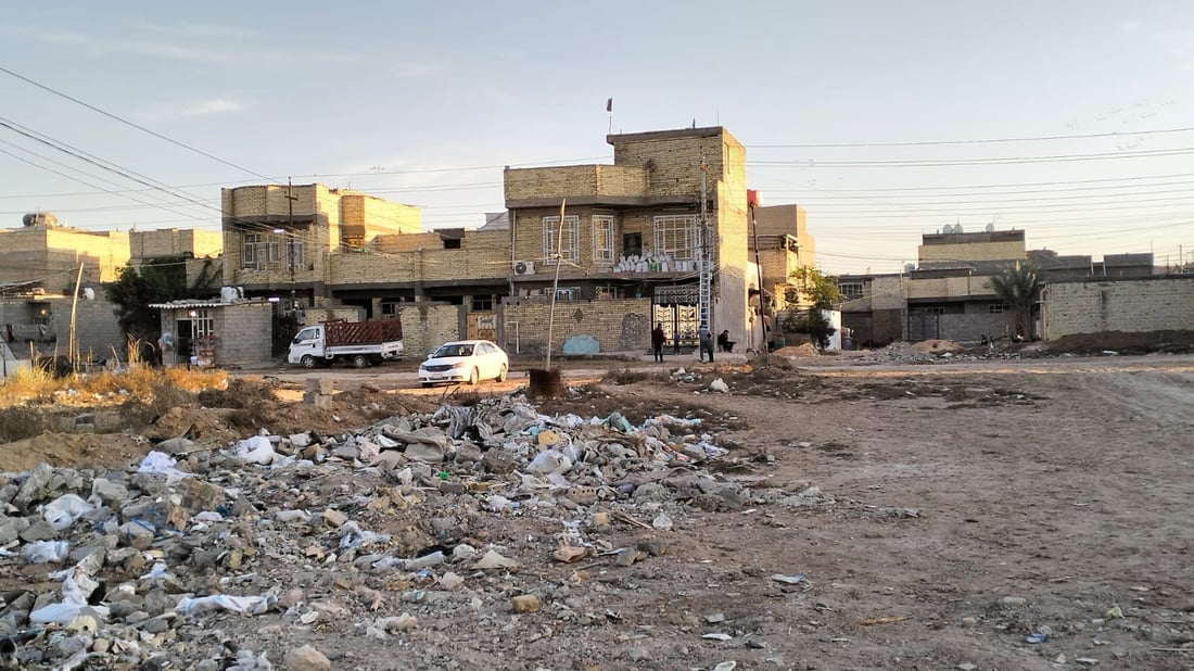 صور: هذه المنطقة البغدادية خارج الحياة منذ 20 سنة.. مختار الولداية يتحدث لفريق 964