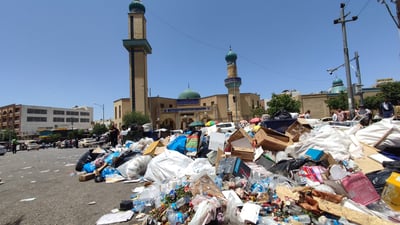 صور غير مألوفة من السليمانية.. النفايات تتراكم وعمال التنظيف مضربون لتأخر الرواتب