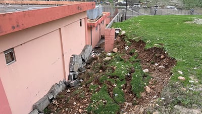 لە گوندی ئاڵانەی خەلیفان دیواری قوتابخانەیەک روخاوە