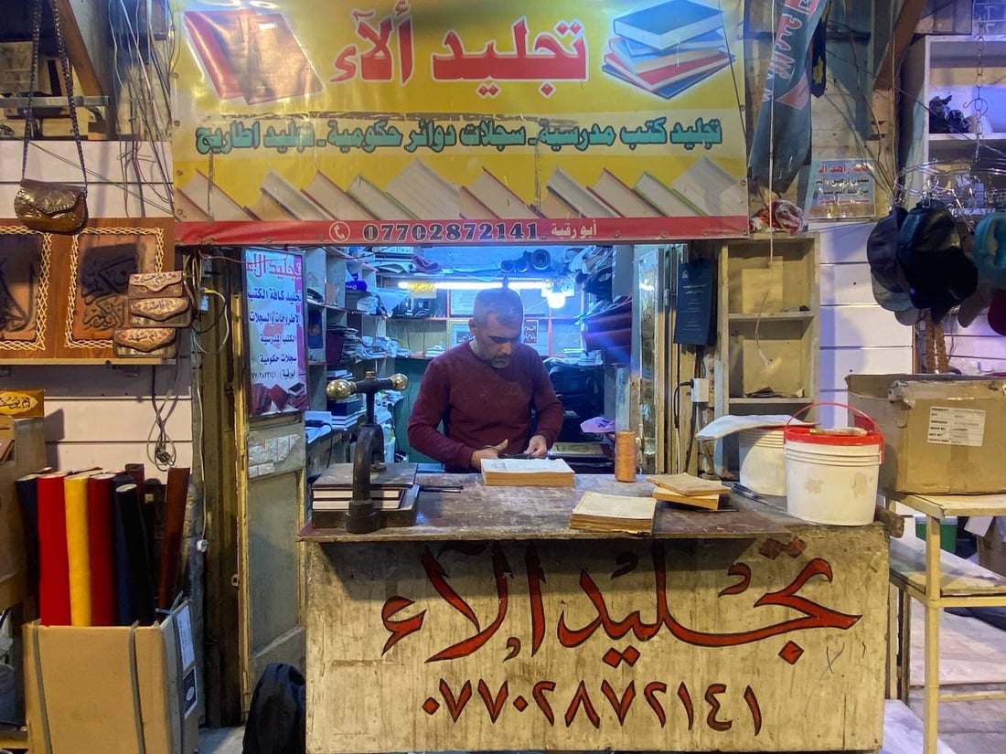 منذ عصر المغول.. آخر مجلدي سراي المتنبي يرممون الكتب وأقلام الحبر القديمة أيضاً