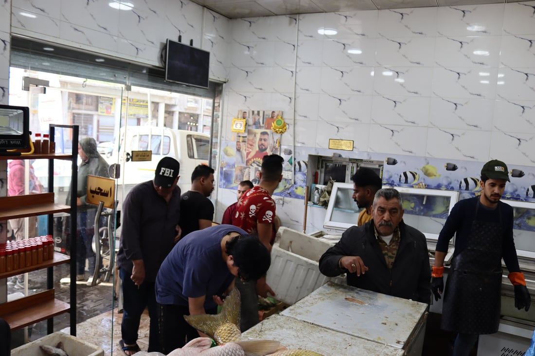 صور: “البغدادي” يبيع أسماك البصرة في باب المعظم.. “نادرة ومقطعة ونظيفة”