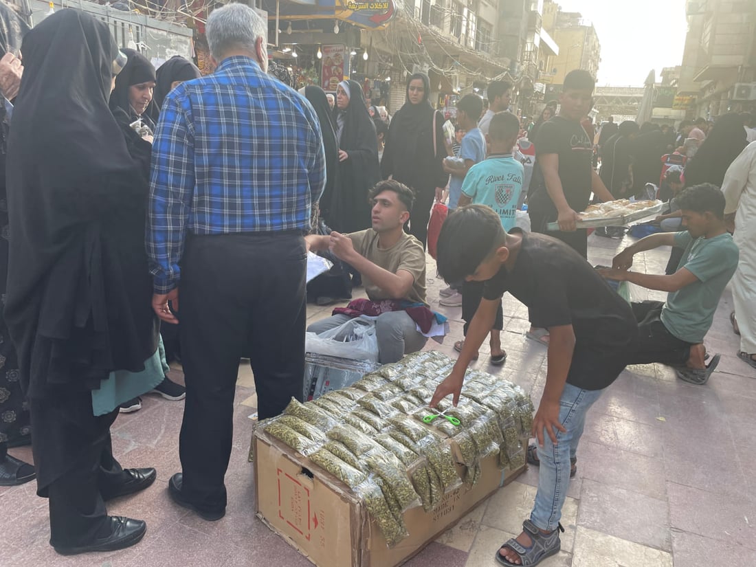 صور من بسطيات شارع الصادق في النجف: بعنا كل البضاعة.. زوار المحافظات حركوا السوق