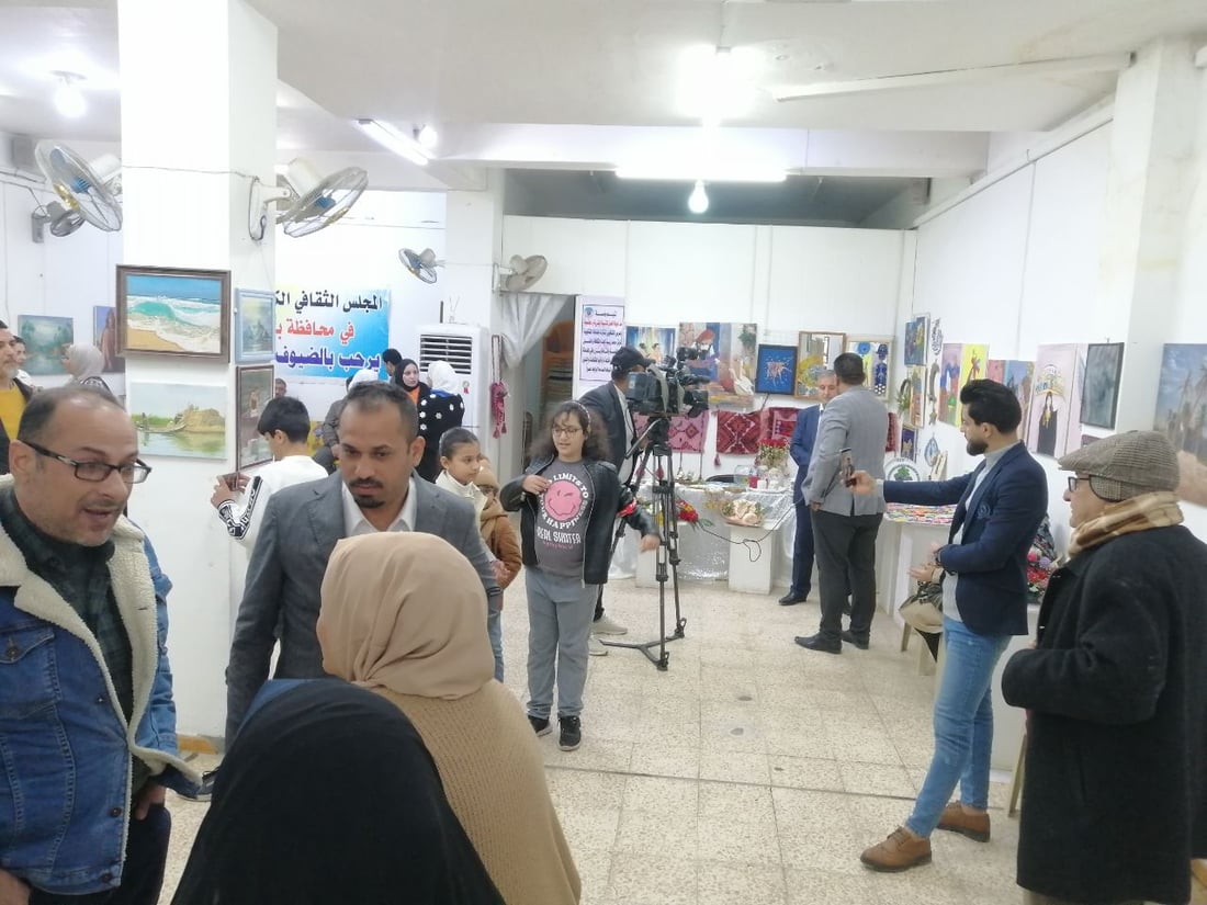 فيديو: 50 رجلاً وامرأة يستعرضون مهاراتهم التشكيلية ويخوضون نقاشاً نقدياً في الحلة