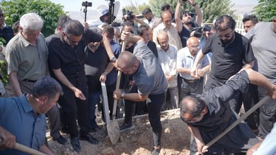 بەشێک لە ئەکتەرانی بەرنامەی بەرنامە یەکتر لە ئامێز دەگرن و بە کوڵ دەگرین