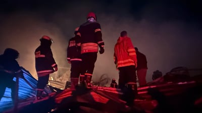 کۆگایەکی دروستکردنی قەنەفە لەسەر رێگای گەزنە ئاگری گرتووە