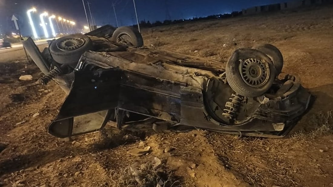 بەرەبەیانی ئەمڕۆ ئۆتۆمبێلێک بە تەقلەوە کەوتە سەر پشت و دوو کەس بریندارن