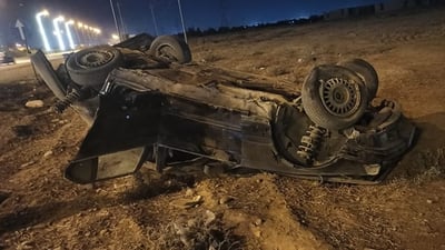 بەرەبەیانی ئەمڕۆ ئۆتۆمبێلێک بە تەقلەوە کەوتە سەر پشت و دوو کەس بریندارن