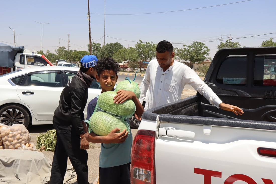 طفل بعمر 14 يعيل عائلته ويكافح في الدجيل لتأمين علاج لشقيقته المريضة (صور)