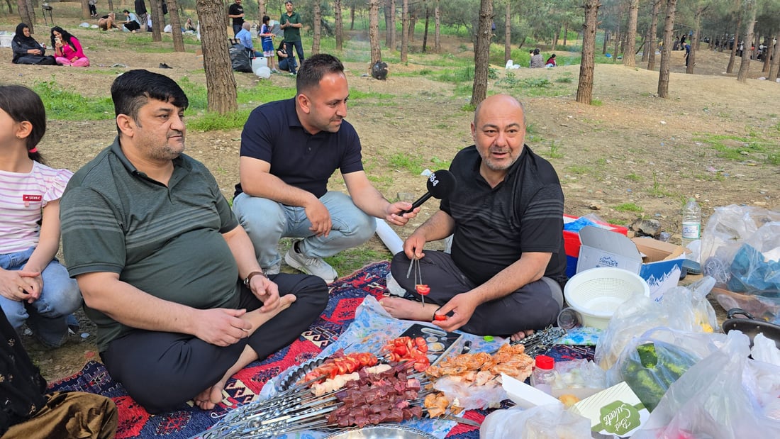 بەهارەکەی خۆشە و هەمووان لە سەیرانن