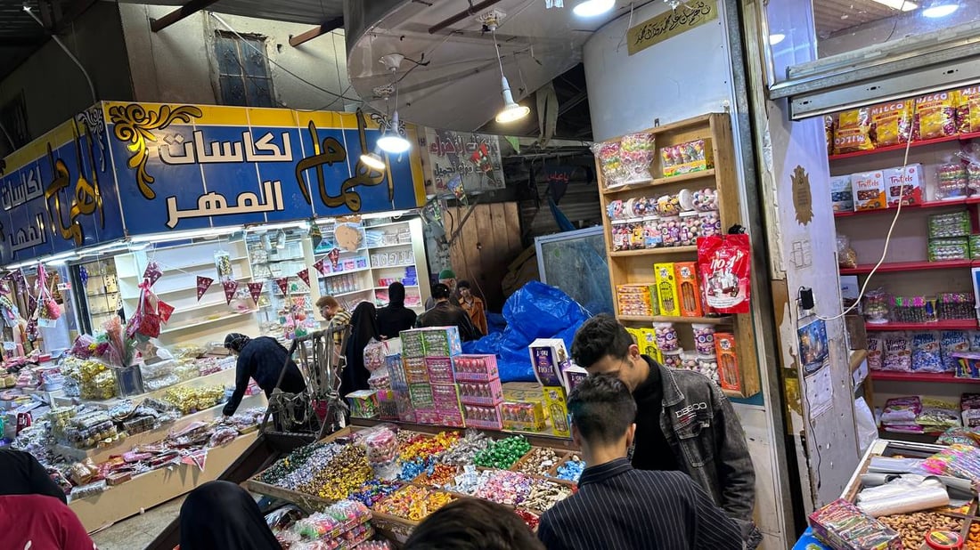صور من سوق العشار: أطنان من الحلوى من أجل ليلة الكركيعان