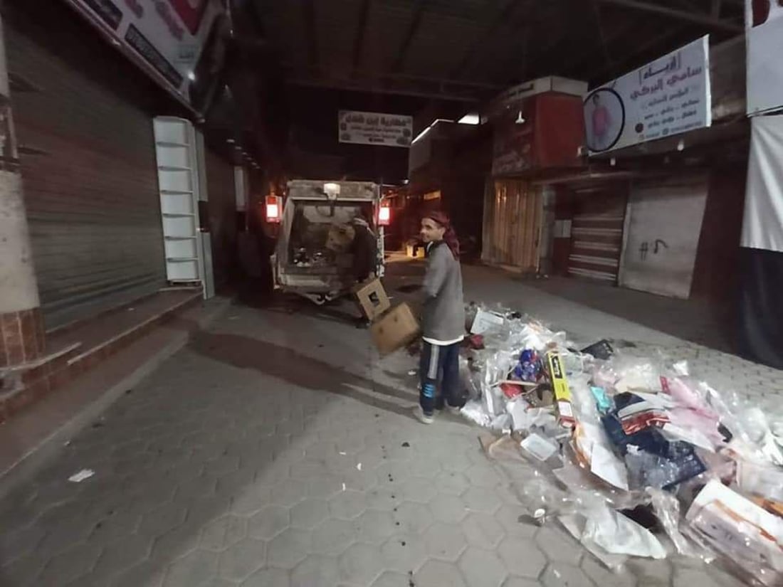 السماوة تعاقب 4 تجار بغرامات كبيرة.. أبعدوا نفاياتكم عن حاويات السوق (صور)