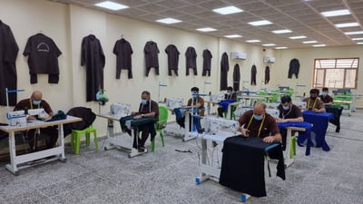 صور: سجناء النجف يصنعون الملابس والستائر والكراسي لدور الرعاية والأيتام