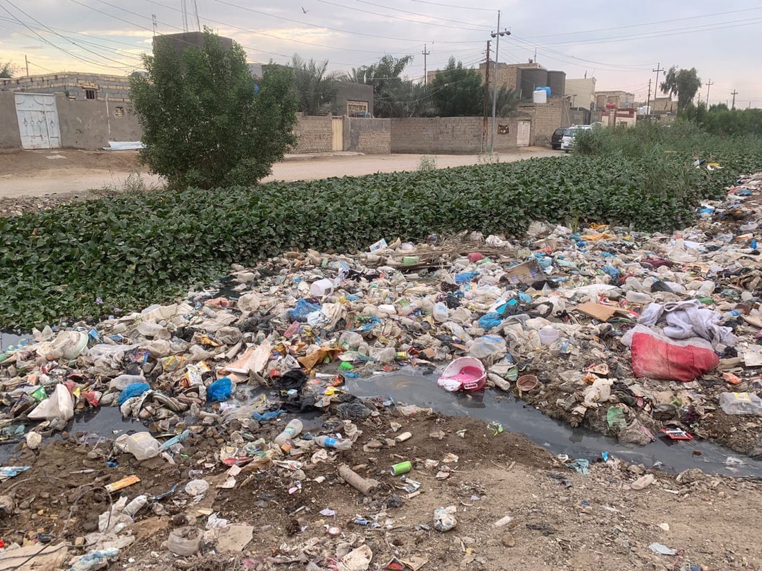 ناشط بابلي ينشر صوراً صادمة لنهر القاسم وهو “يغرق” في النفايات