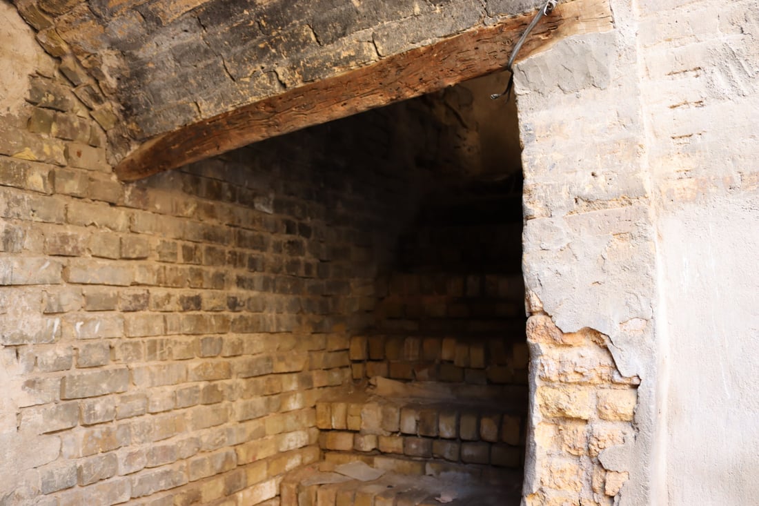 فيديو من “خان المدامغة” في الكاظمية: آخر شاهد على العهد العثماني تحوّل إلى “گراج”