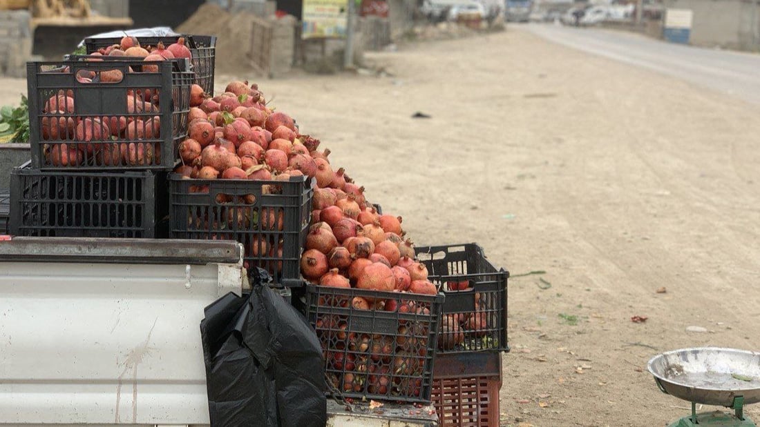 البيع مباشر على جانبي “عوينات”.. رمان عقرة وصل ربيعة والكيلو بـ 500 (صور)