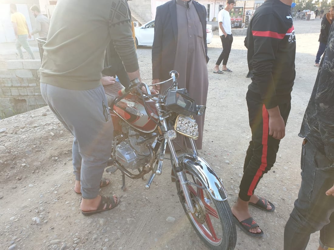 اصطدام بين “كراون” ودراجة نارية بسبب السرعة الفائقة في السعدية (صور)