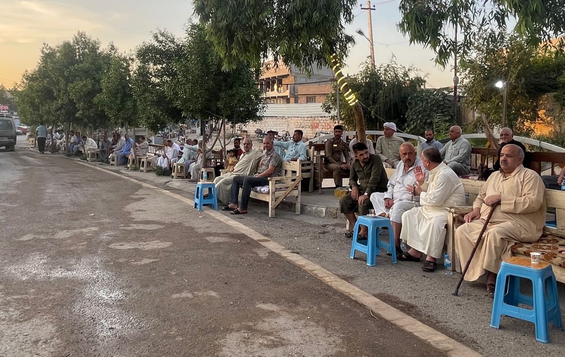 في مقاهي بهرز العتيقة.. أسرار حول الغرباء ومبادرات عند أهل الوقار (صور)