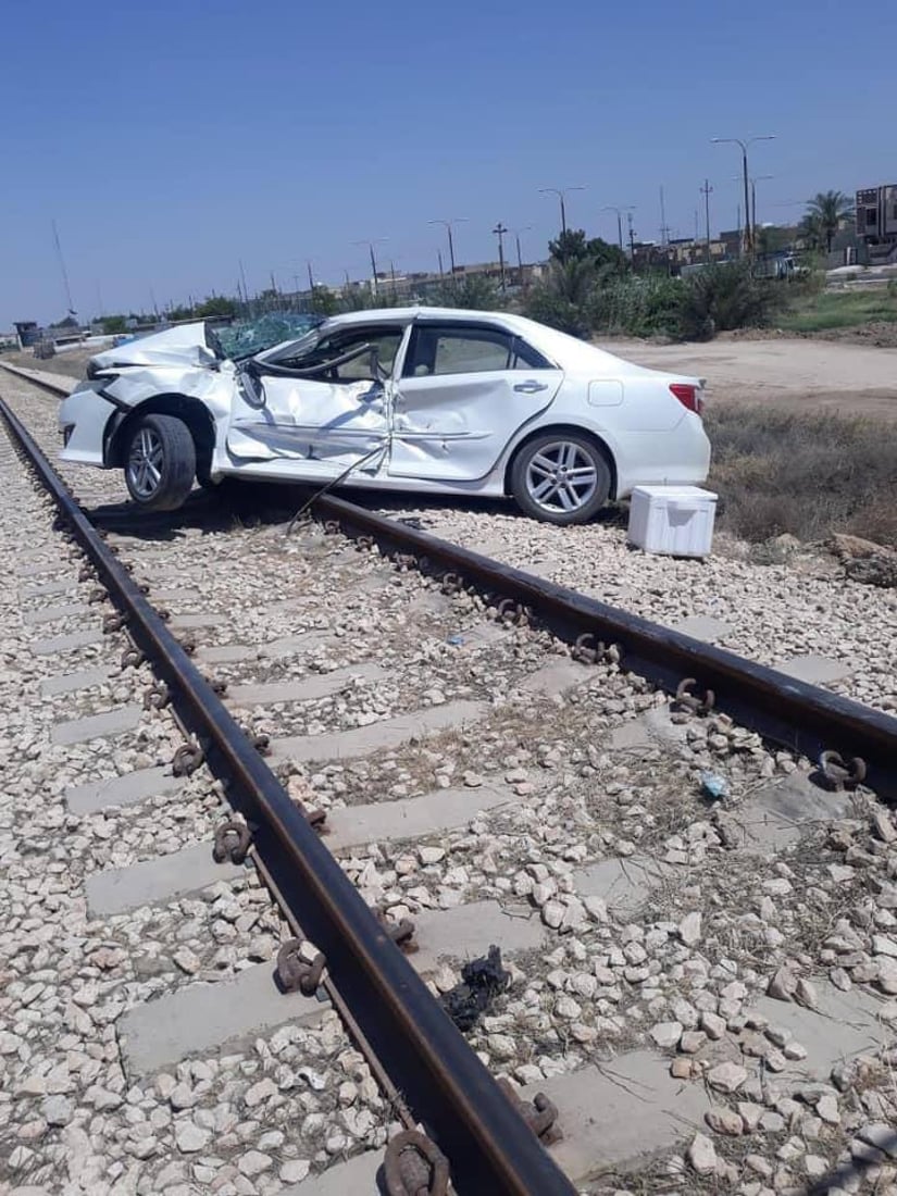 صور: قطار يصدم “كامري” في الفلوجة