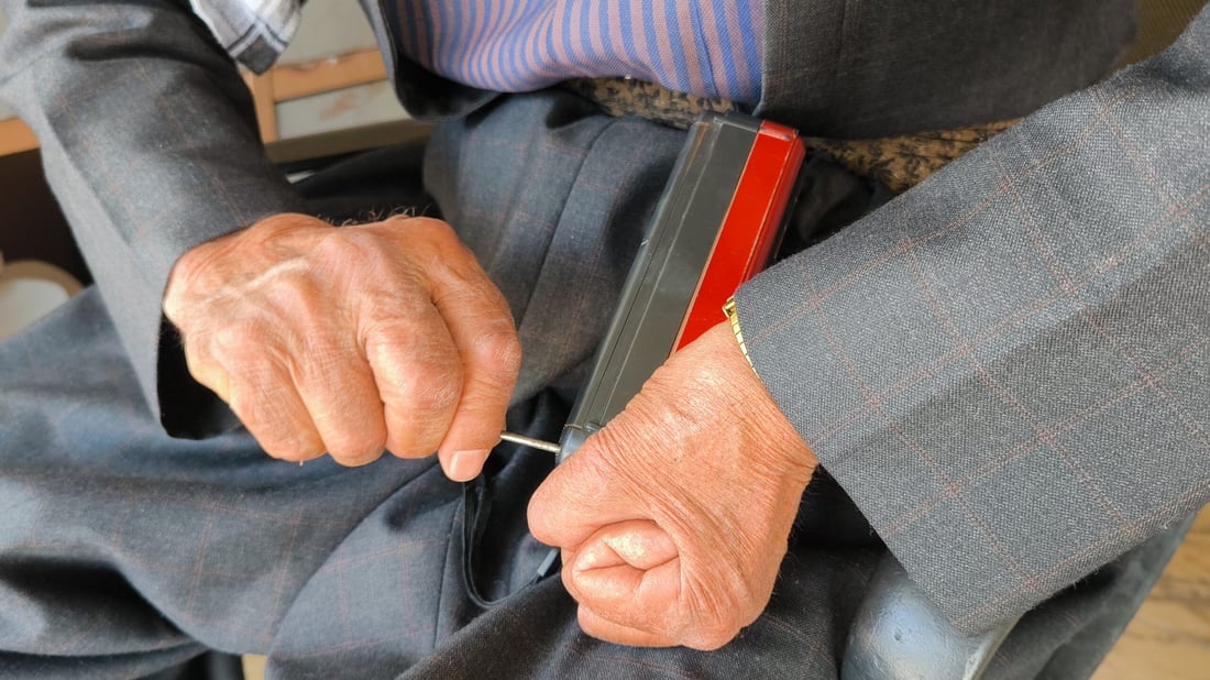 خوێندەواریی نییە و فێری چاککردنەوەی ئامێرە کارەباییەکان بووە 