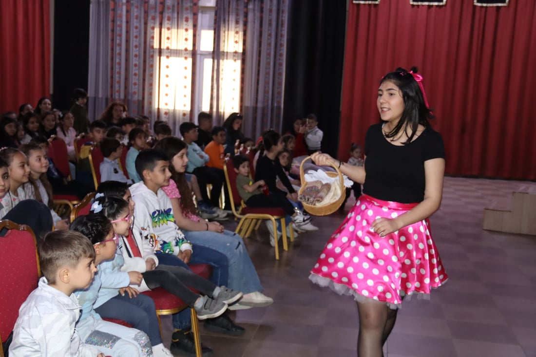 صور: مسرح دمى في عينكاوة احتفالاً بعيد الأم ونوروز والأطفال رقصوا كثيراً