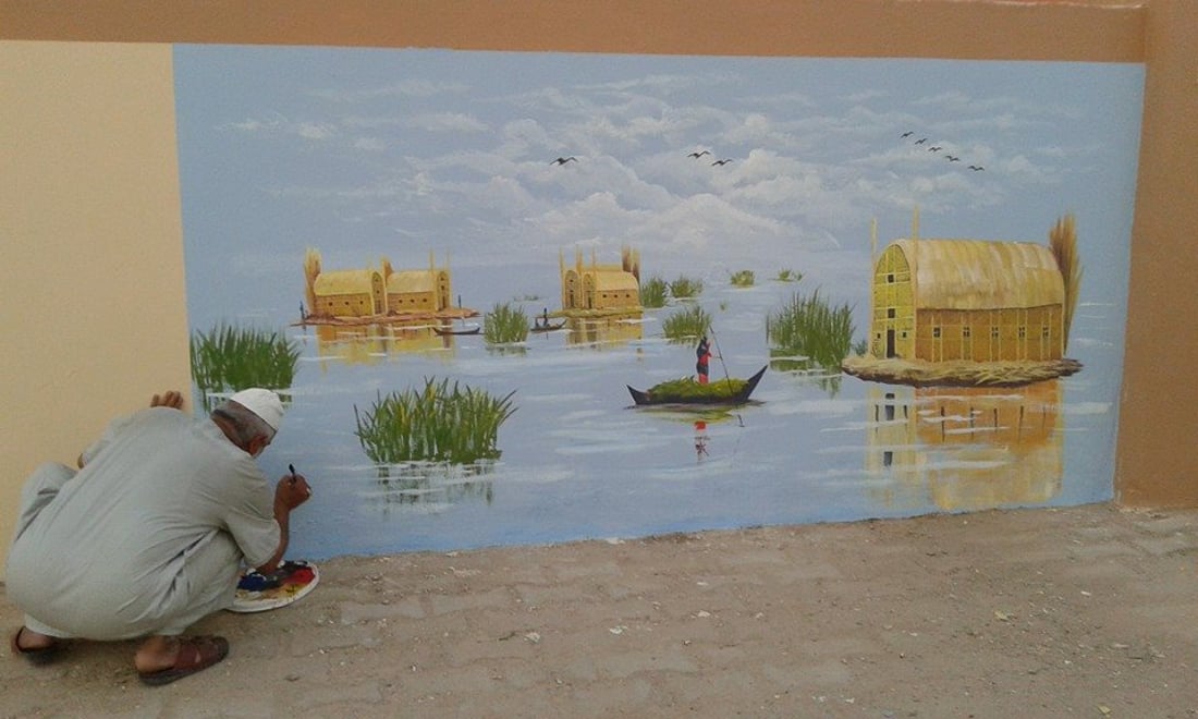 “بالدشداشة والعقال”.. ستيني بموهبة فطرية يُجسّد طبيعة الريف بلوحات عالمية