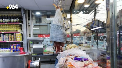 صور من بغداد: القماش المبلل آخر محاولات إنقاذ اللحوم في سوق المشتل