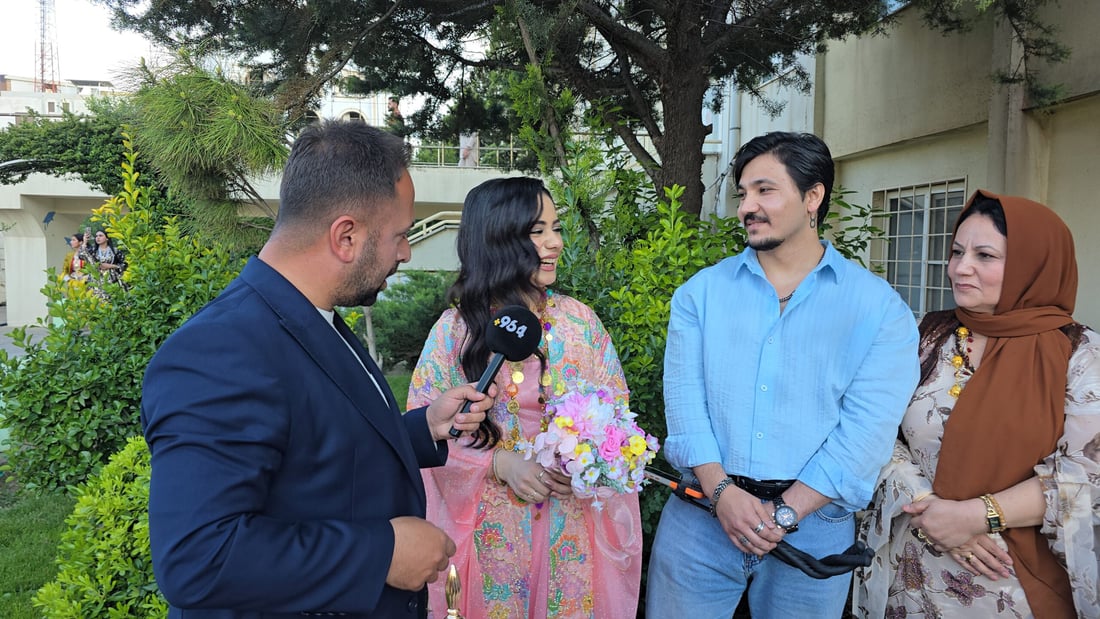 هەر بەیەکەمی هێناویەتی و دایە و بابە و براکەشی لە پشتی وەستاون