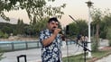 هونەرمەندێکی کۆن لەسەر شەقام ئاواز و گۆرانی دەڵێت