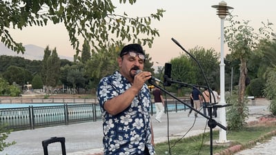 هونەرمەندێکی کۆن لەسەر شەقام ئاواز و گۆرانی دەڵێت