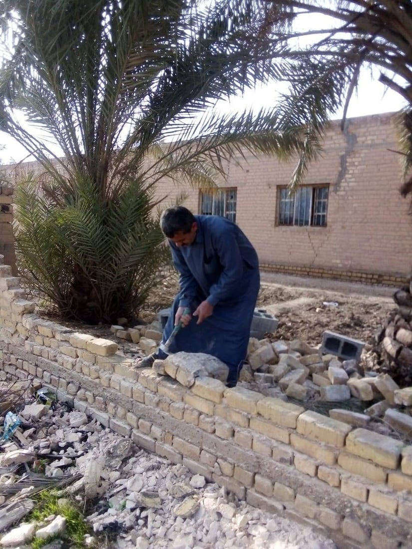 مدير و4 حراس يعيدون بناء جدار مدرسة “أجنادين” في قضاء الشامية