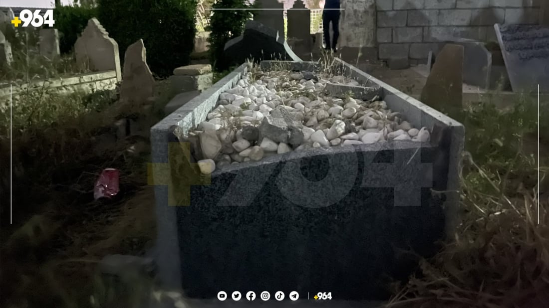 رووداوەکە شەوی پێنجشەممەی رابردوو روویداوە کە لە یەککاتدا لە هەردوو گۆڕستانی شێخ ئەحمەد و گۆڕستانی سەید عومەر، کێلی دەیان گۆڕ شکێندران.