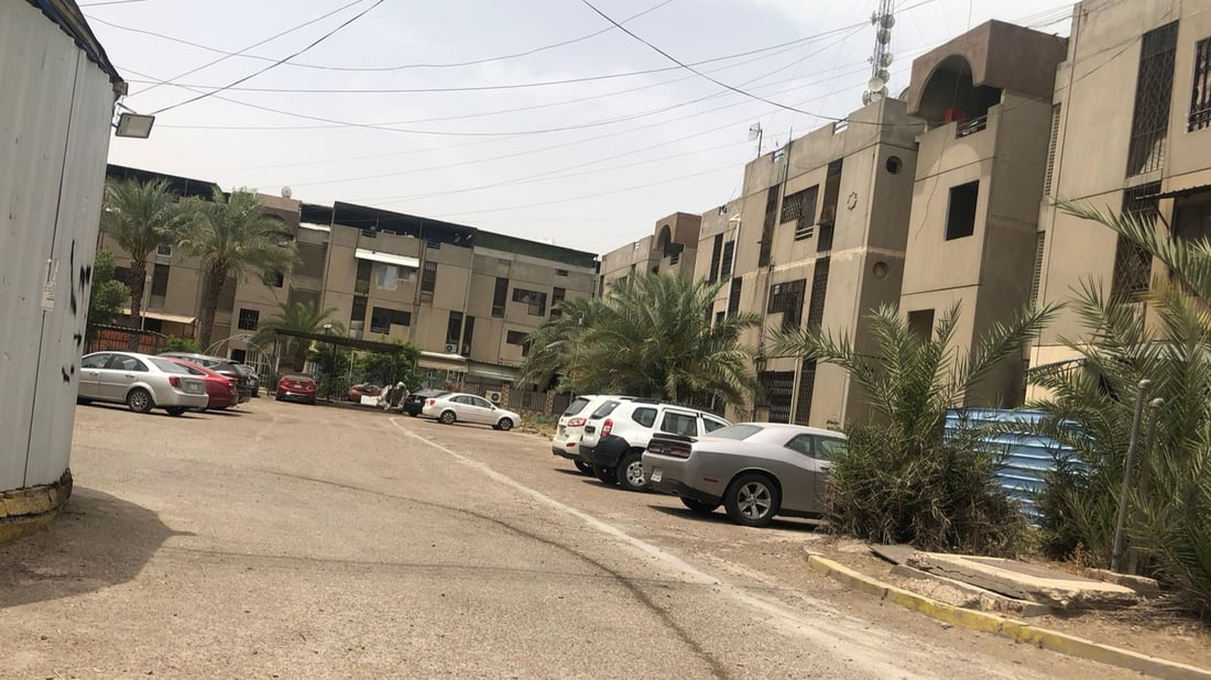 شقق مجمع السلام “حي صدام سابقاً” غير راضية عن خدمات النظافة: المتعهد غير ملتزم