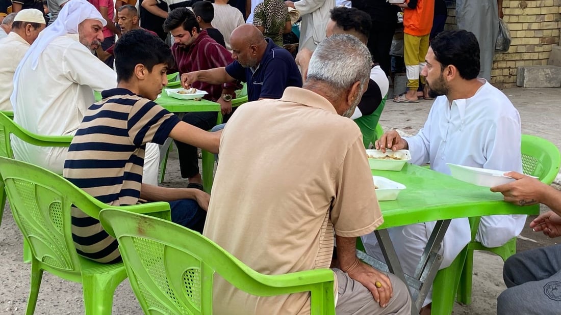 صور: طوابير أمام بيت أبو سجاد في الأبلة.. يوزع المسموطة على الناس من قِدر عملاق