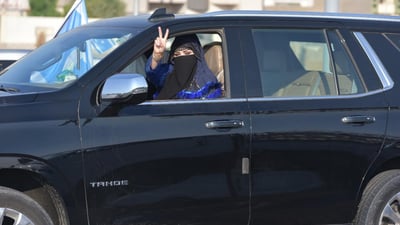(صور) مرشحة تدافع عن نقابها: يعرفني الناس من نظرات العيون وهويتي لا تزور