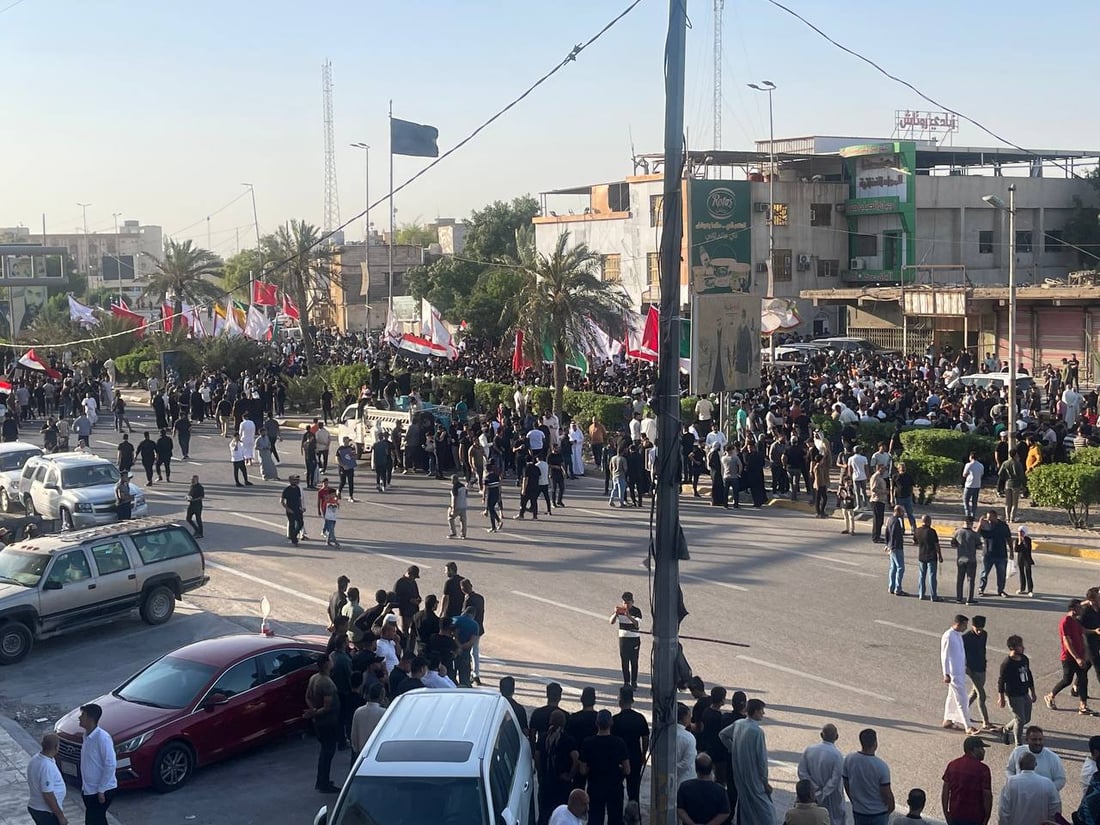 صور: حشود كبيرة وسط البصرة تندد بحرق المصحف وتطالب بطرد “العمالة” السويدية