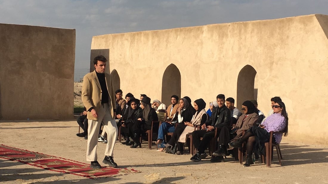 صور: عرض أزياء لملابس الـ”بالة” في حارات العباسيين الأثرية بتنظيم شبابي في البصرة