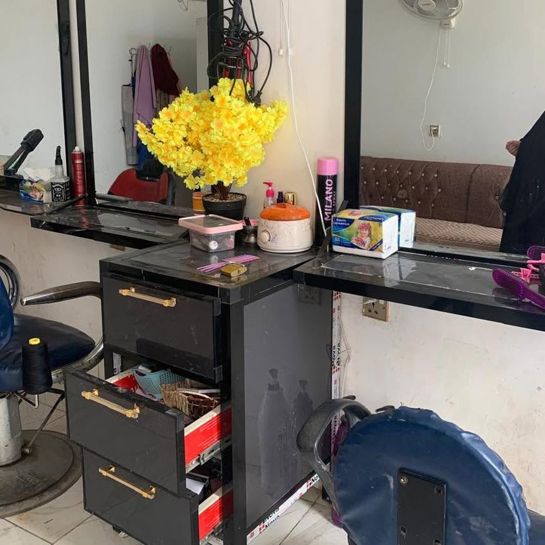 حملة تفتيش تباغت صالونات التجميل النسائية في المشخاب وتتوعد المخالفين