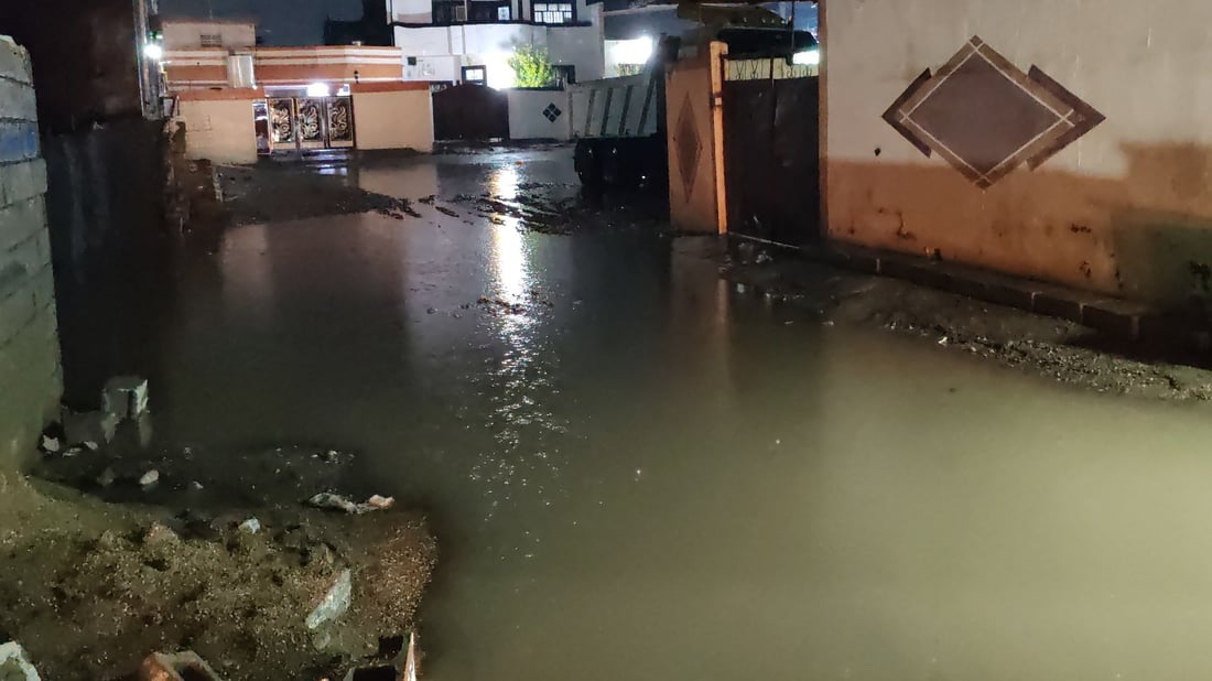 لە گەڕەکێکی خورماتوو ئاو چووەتە ناو چەند ماڵێک و كێشەی هاتوچۆیان بۆ دروست بووە