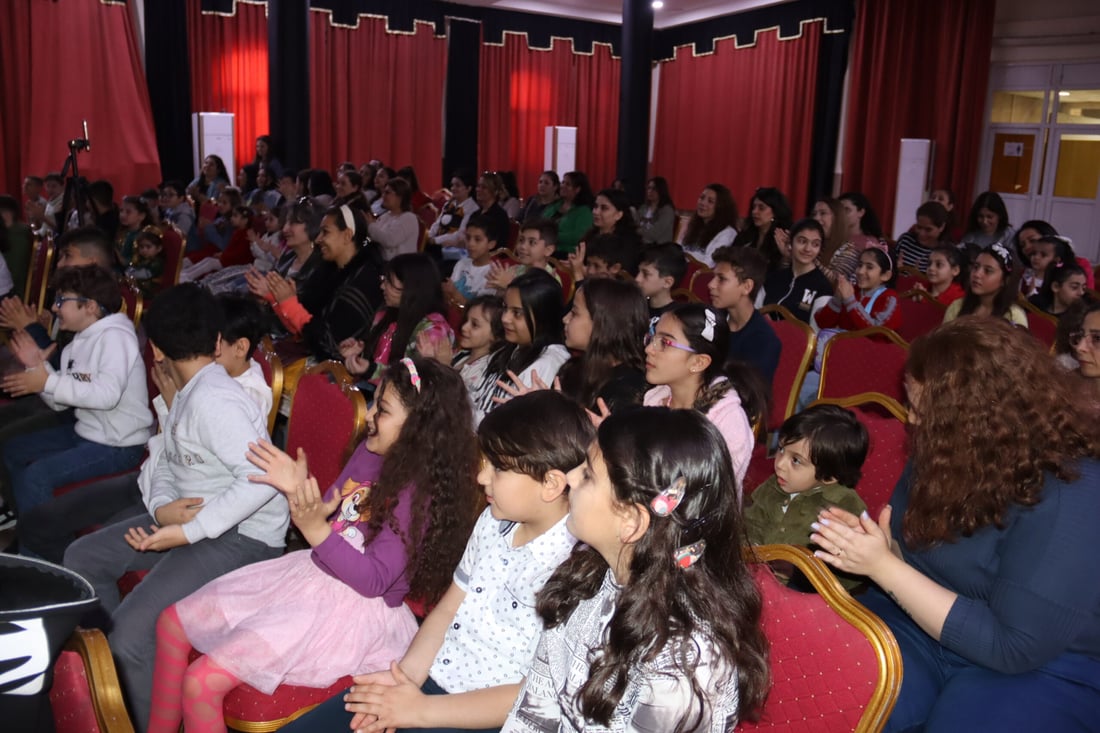 صور: مسرح دمى في عينكاوة احتفالاً بعيد الأم ونوروز والأطفال رقصوا كثيراً