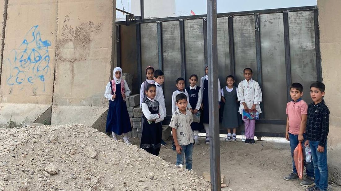 سمعتم بسور بغداد الكونكريتي؟ صور الطالبات تفطر القلب أمام بوابة من حديد