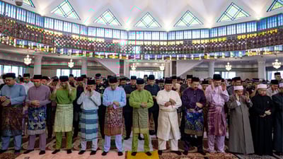 هه‌ر پیاوێك نه‌چێته‌ نوێژى هه‌ینى جگه‌ له‌ سزاى پێبژاردن دوو ساڵیش زیندانى ده‌كرێت