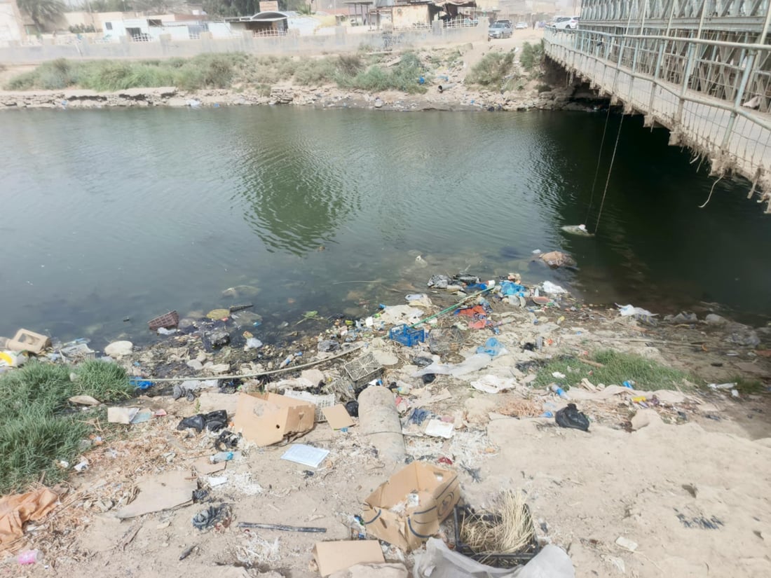 جندي نظف شط غماس وحده وعاد مصدوماً بالمشهد.. النفايات غطت المكان مجدداً (صور)