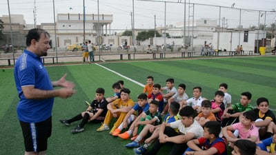 “الطوبة” تجعلهم “أشطر” دراسياً.. وكابتن “محمد جوية” صار مثل الوالد لأطفال بلد