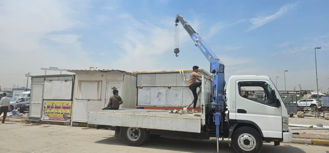 صور: الوحش الأصفر يقتلع الأكشاك المخالفة قرب مديرية تسجيل المركبات في بغداد