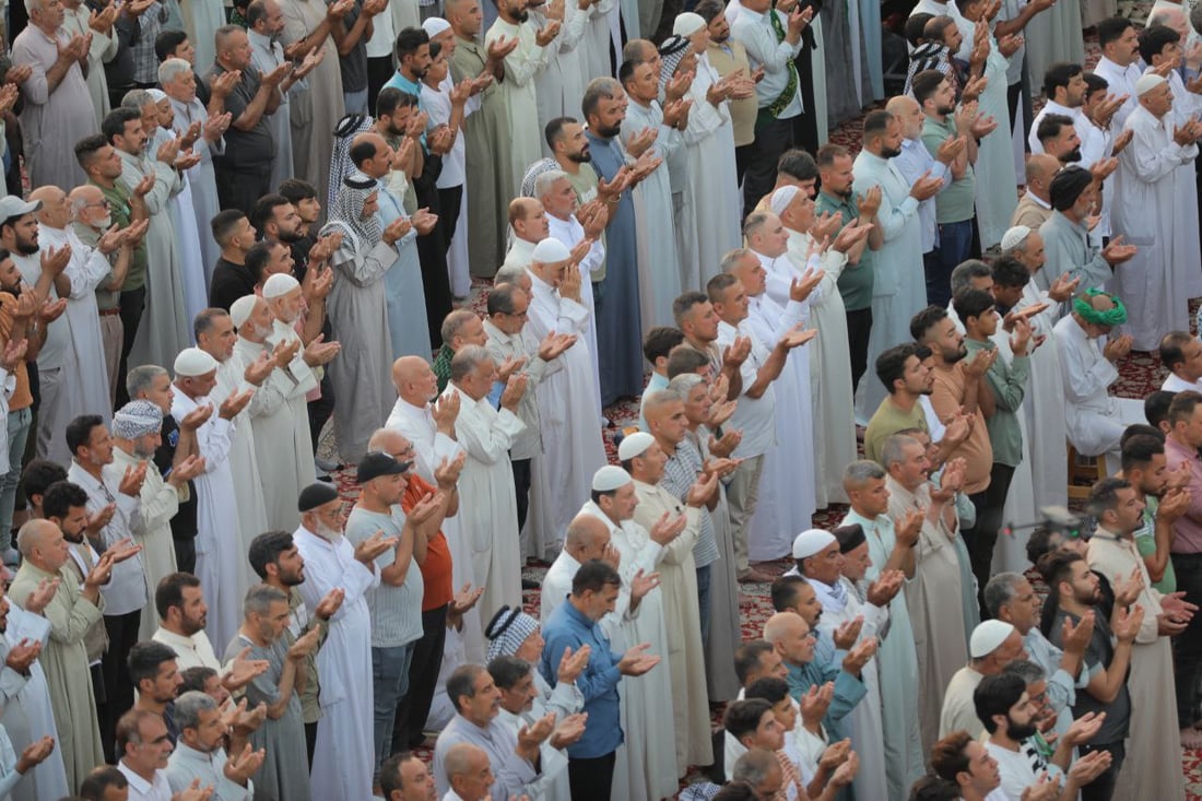 صور من داخل الصحن العلوي بالنجف.. الجموع قدمت لتأدية صلاة العيد