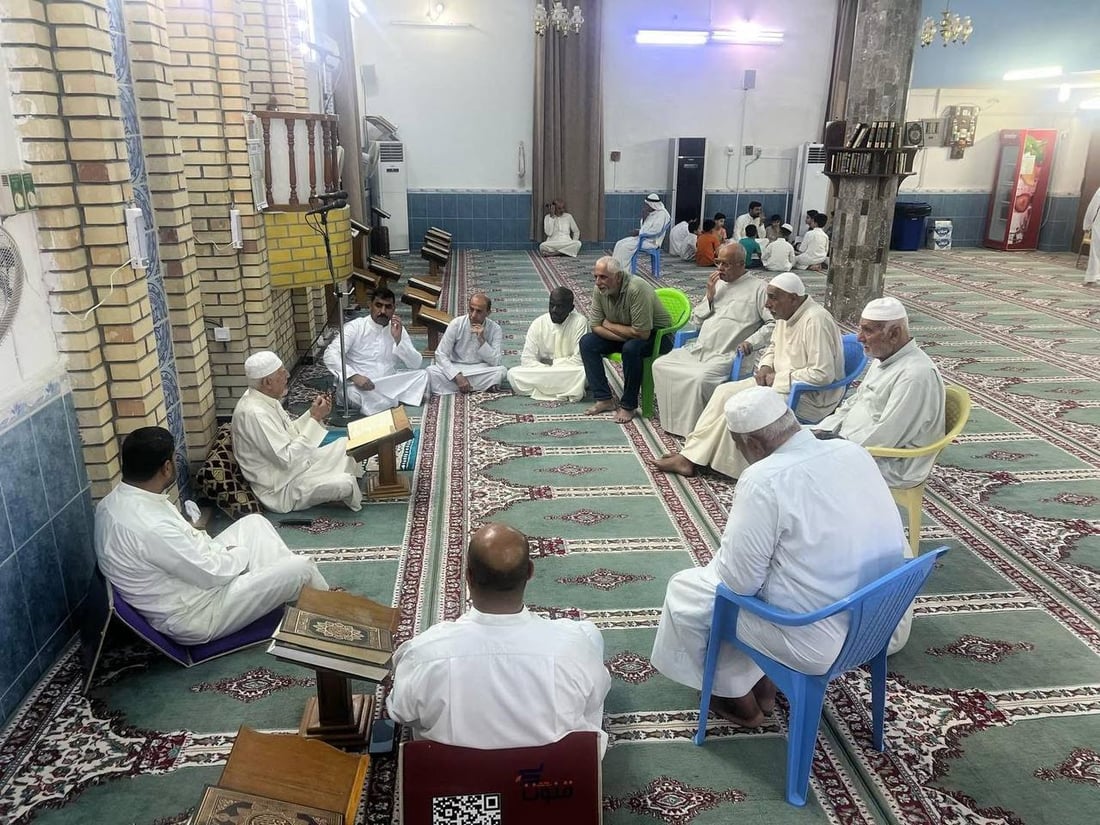 مفتاح طوله متر لبوابة مسجد أهل نجد في الزبير وعلى القفل اسم الأمير