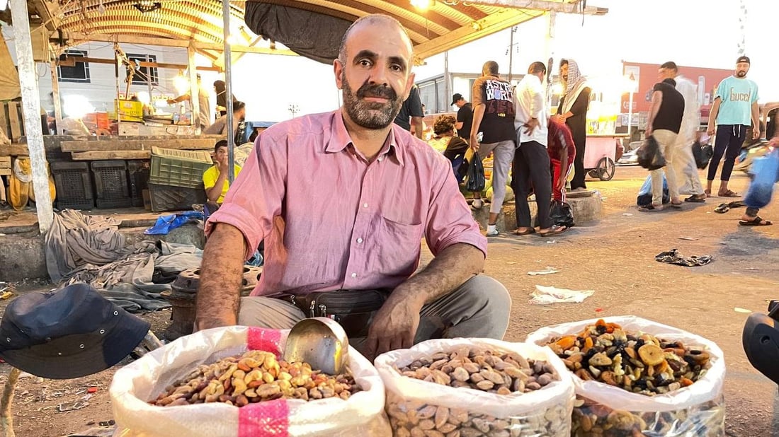 “العراقيون كرماء.. أربح كثيراً”.. صور من بسطة “أبو عرب السوري” في قرنة البصرة